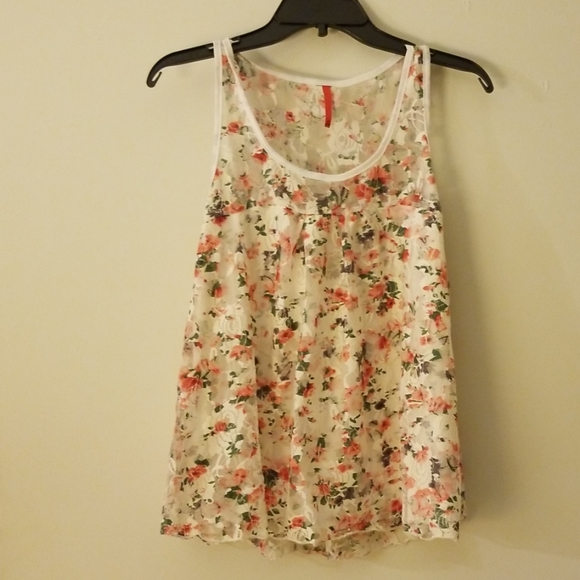 motive Tops - 💰3 for $20 Motive print flower top